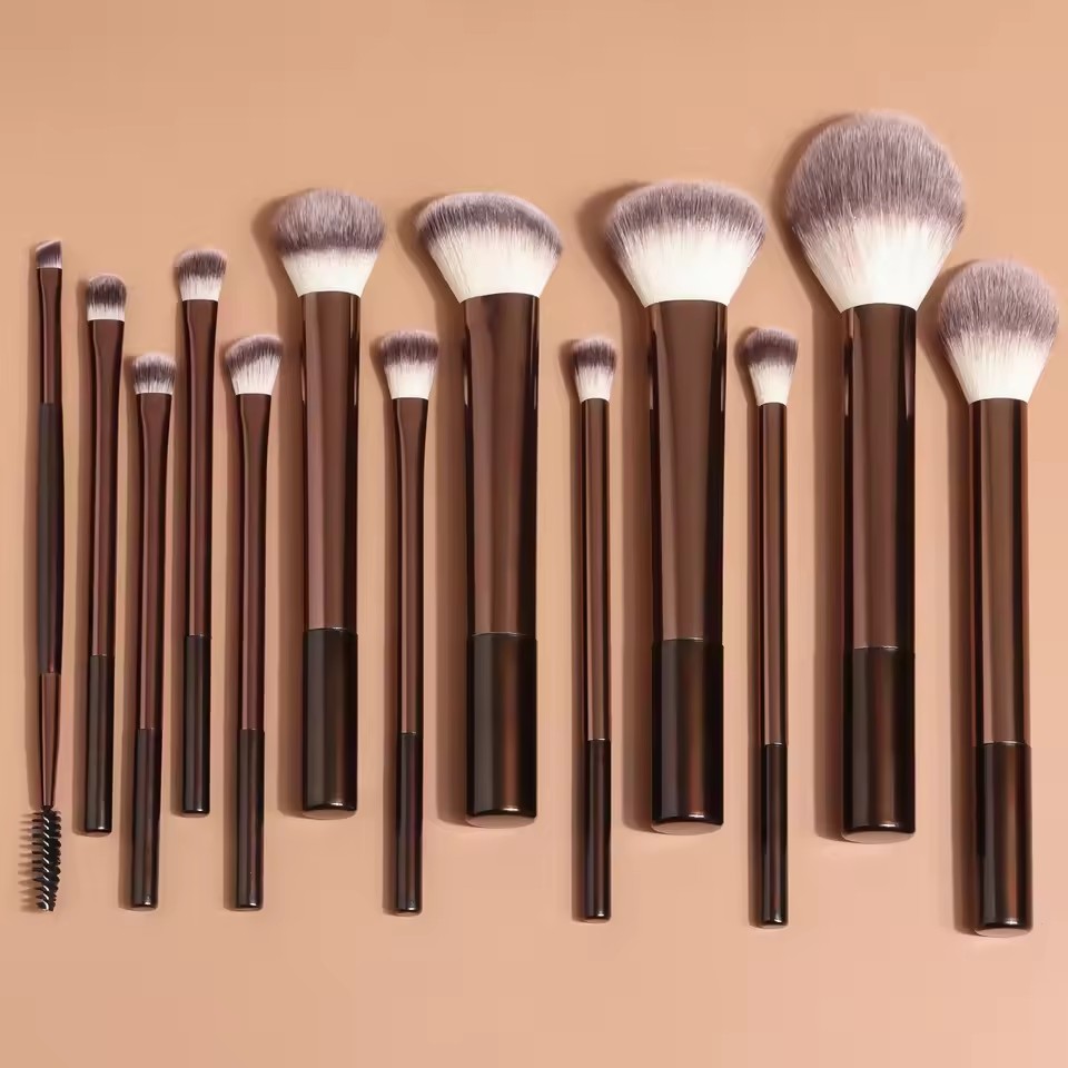 Huda Beauty Makeup Brush Set - طقم فرش مكياج 13 قطعة: فرشاة